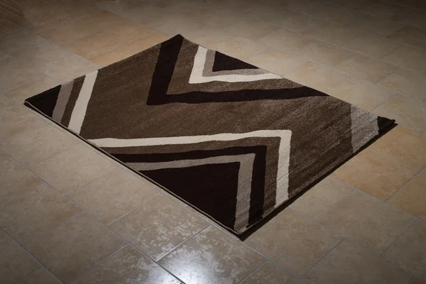 Enkele bruine tapijt gevouwen op verdieping — Stockfoto