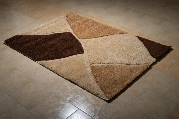 Одномісний коричневий килим складений на підлозі — стокове фото