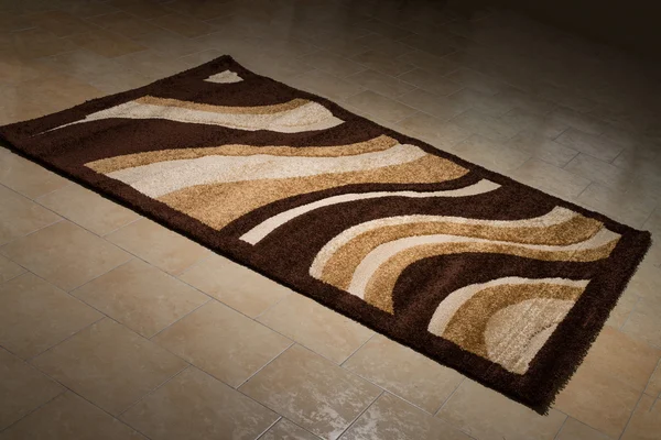 Одномісний коричневий килим складений на підлозі — стокове фото