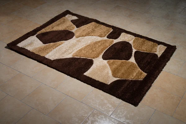 单一的棕色地毯折叠在地板上 — 图库照片