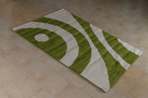 Enkele groene tapijt gevouwen op verdieping — Stockfoto