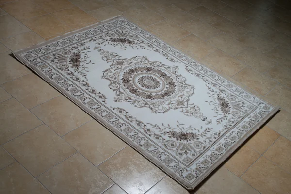 Bílý perský koberec izolovaných na dlaždice — Stock fotografie