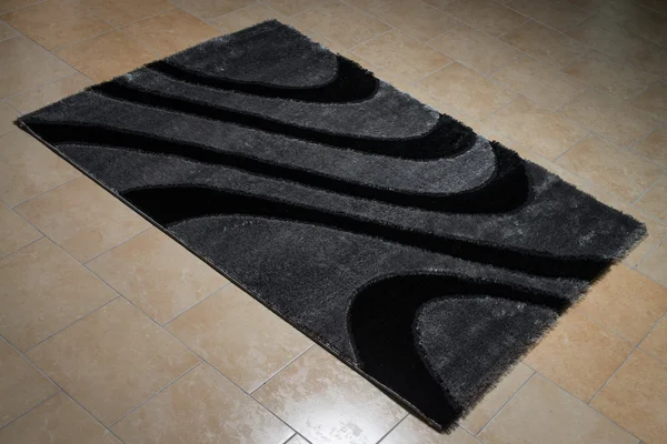 Czarny dywan na podłodze — Zdjęcie stockowe
