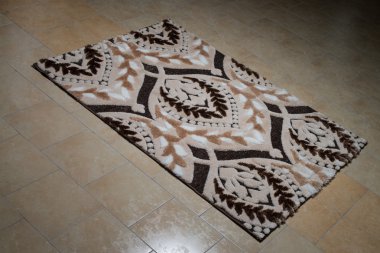 desen halı yerde yatarken