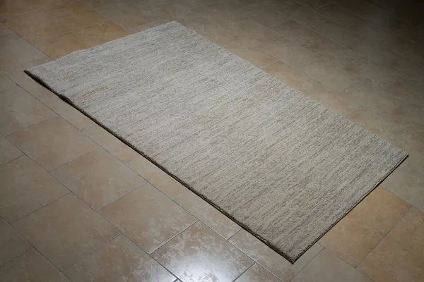 Witte tapijt op de vloer liggen — Stockfoto