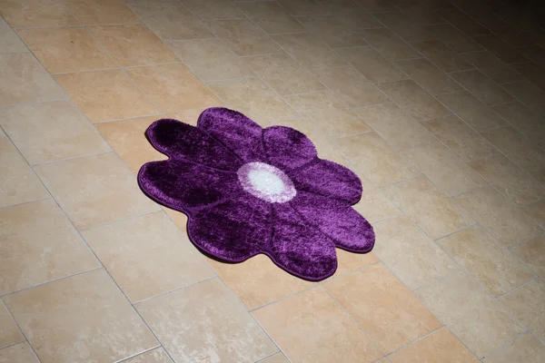 Één paarse tapijt gevouwen op verdieping — Stockfoto