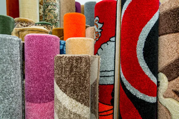 Kolorowe dywany w sklepie — Zdjęcie stockowe