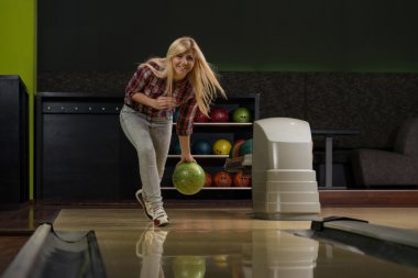 genç kadınlar bowling