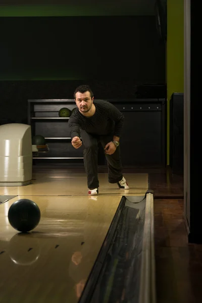 Genç adam bowling — Stok fotoğraf