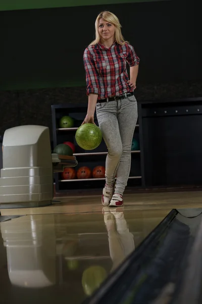 Ženy držící bowlingové koule — Stock fotografie