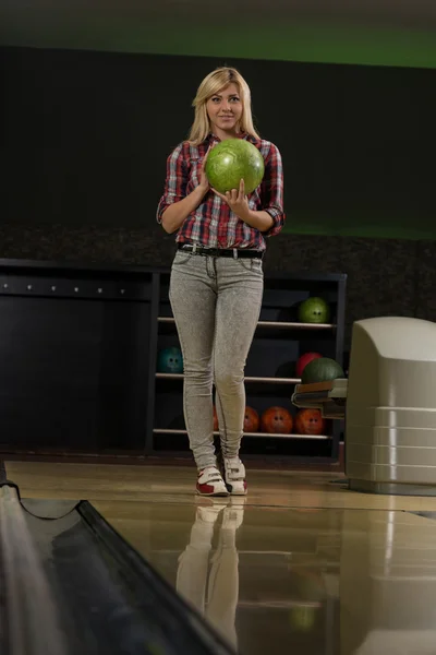 Bowling für junge Frauen — Stockfoto