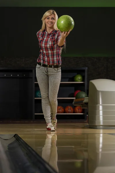 Les jeunes femmes jouant avec une boule de bowling — Photo