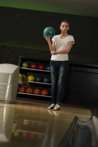 Bir bowling topu tutan kadın — Stok fotoğraf