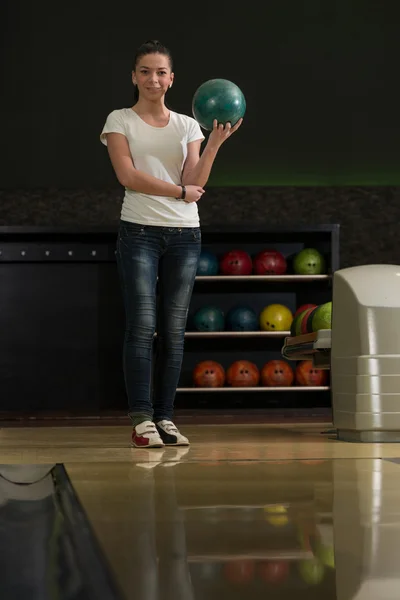 Unga kvinnor bowling — Stockfoto