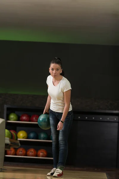 Genç kadın bir bowling topu ile oynama — Stok fotoğraf