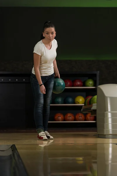 Unga kvinnor leker med ett bowlingklot — Stockfoto