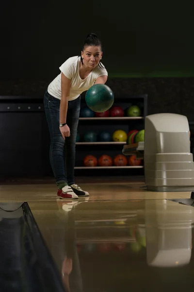 Giovani donne Bowling — Foto Stock