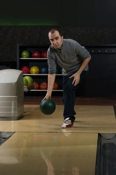 Giovanotto bowling — Foto Stock