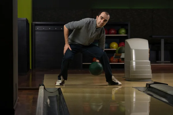 Bowler Attempts To Take Out Remaining Pins — Stock Photo, Image