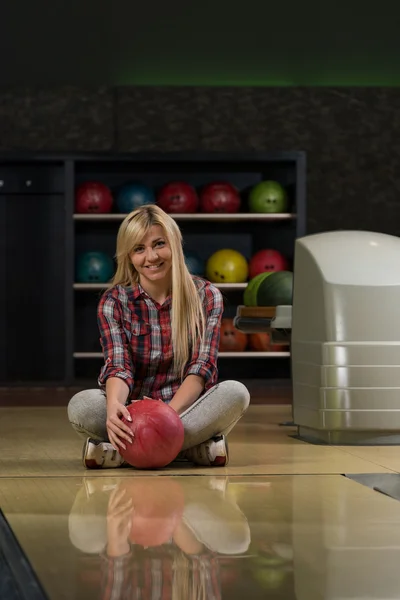 Fröhliche junge Frauen mit Bowlingball — Stockfoto