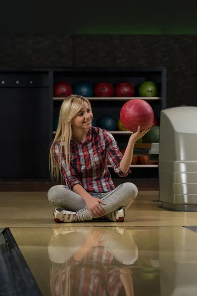 Fröhliche junge Frauen mit Bowlingball — Stockfoto