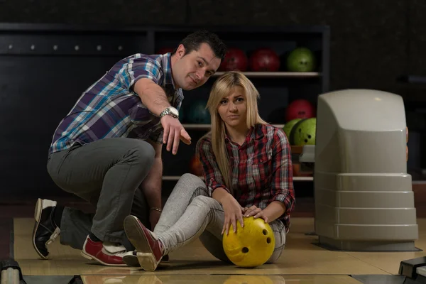 Couple dans une allée de bowling — Photo