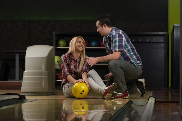 Couple dans une allée de bowling — Photo