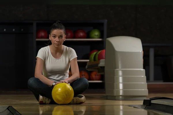 Triste menina perturbado sobre Bowling jogar — Fotografia de Stock