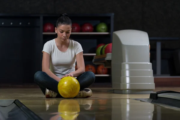 Ledsen flicka upprörd över bowling spela — Stockfoto