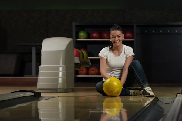 Happy Bowler Sitting At The Bowling Alley — Stock Photo, Image