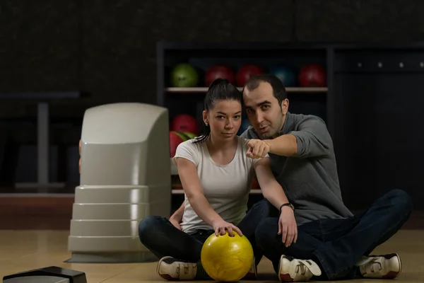 Muž žena výuka bowlingu — Stock fotografie