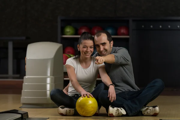 Pasangan Di Sebuah Bowling Alley — Stok Foto