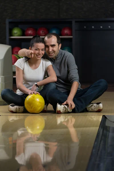 Couple In A Bowling Alley — Stock Photo, Image