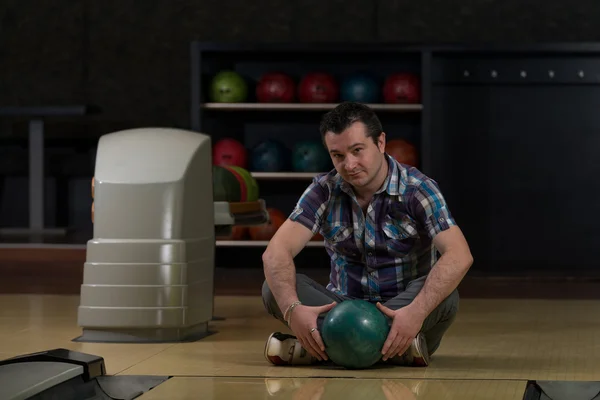 Allegro giovane uomo che tiene palla da bowling — Foto Stock