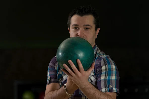 Man die een bowling bal — Stockfoto