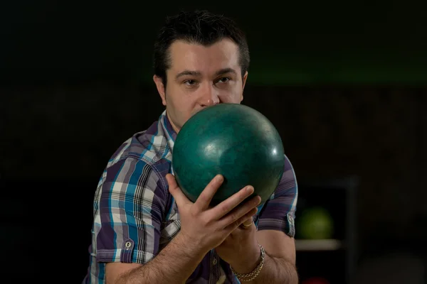 Bowler Poised com sua bola — Fotografia de Stock