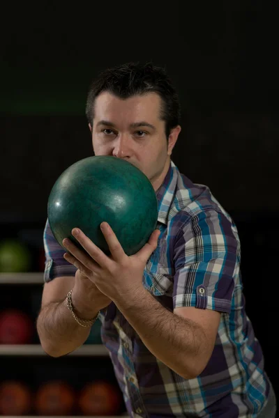 Jovem bowling — Fotografia de Stock