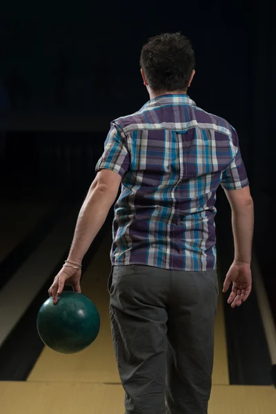 Uomo che tiene una palla da bowling — Foto Stock