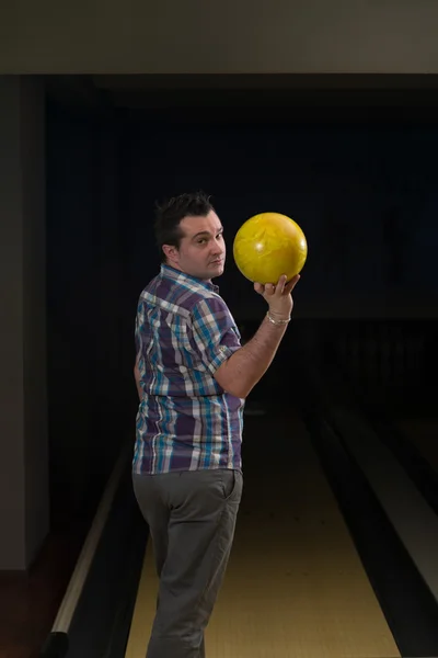 Людина тримає кульку для боулінгу — стокове фото