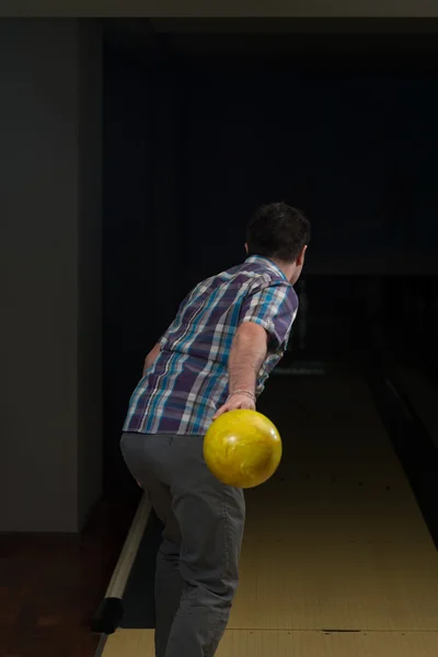 Mannen i bowlinghallen — Stockfoto