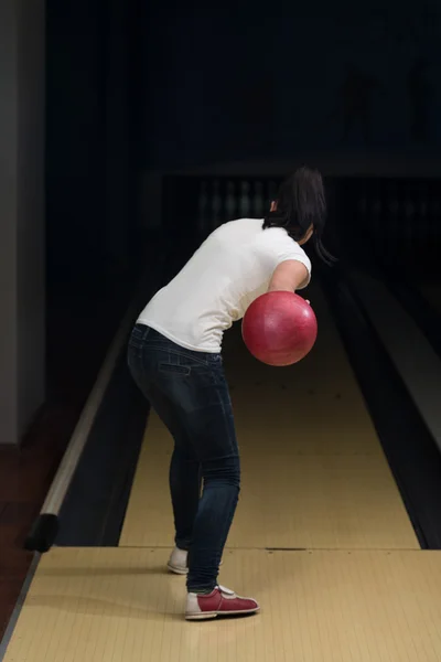 Bowling für junge Frauen — Stockfoto