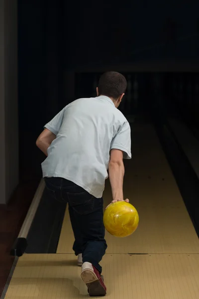 Bowler Attempts To Take Out Remaining Pins — Stock Photo, Image