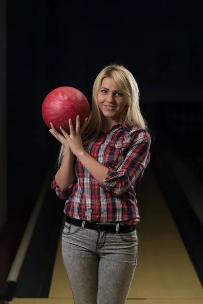 Bowling topu ile hazırlanıyor — Stok fotoğraf