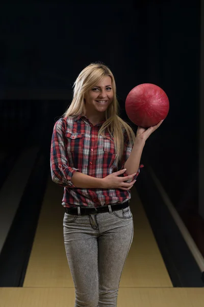 Frauen mit einer Bowlingkugel — Stockfoto