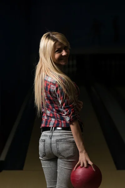 Bowler Poised com sua bola — Fotografia de Stock