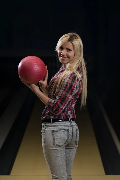 Femmes tenant une boule de bowling — Photo