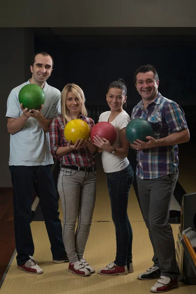 Friends Bowling Together — Stock Photo, Image