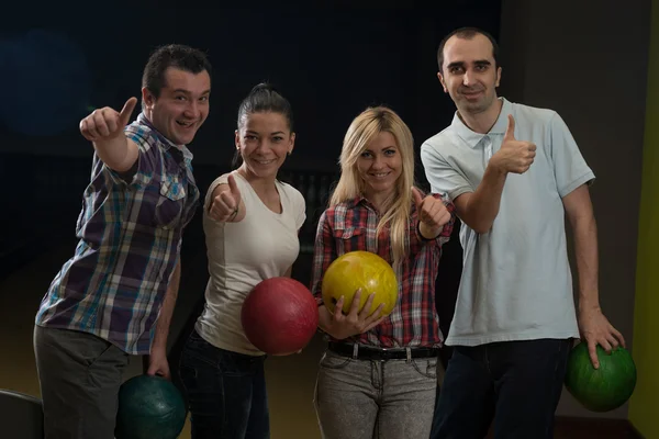 Birlikte bowling arkadaşlar — Stok fotoğraf