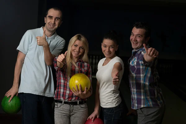 Teman bowling bersama — Stok Foto
