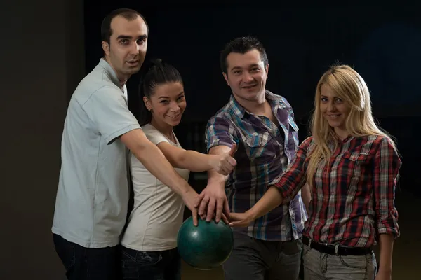 Amici bowling insieme — Foto Stock